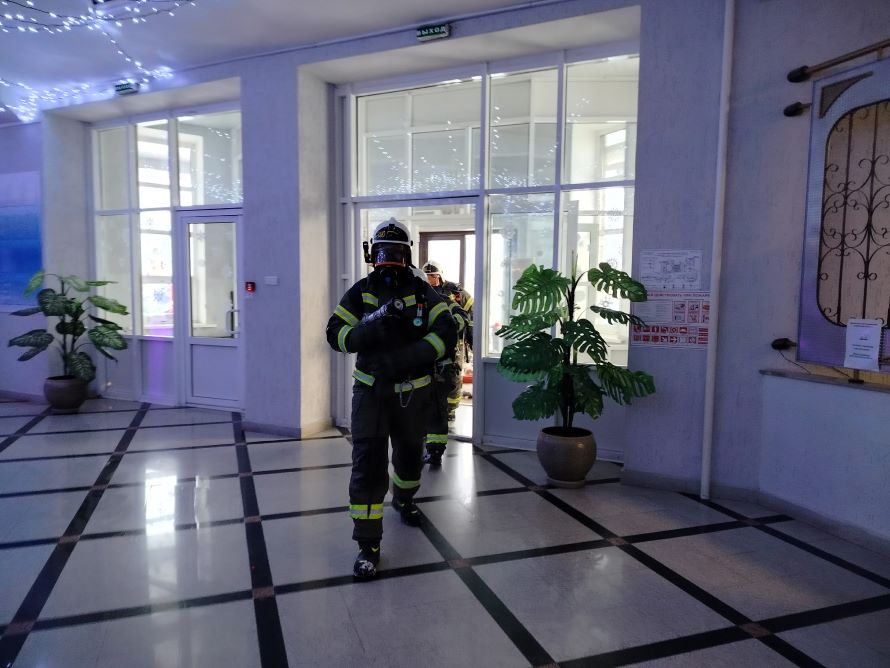 пожарные заходят в здание