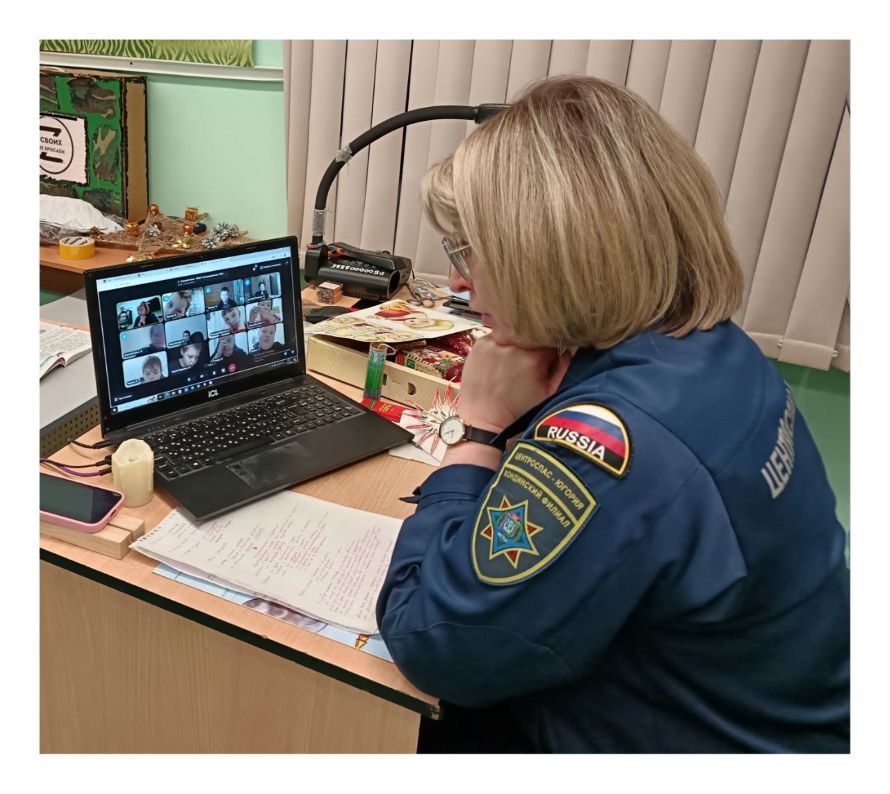 сотрудница пожарной охраны проводит беседу со школьниками в онлайн формате