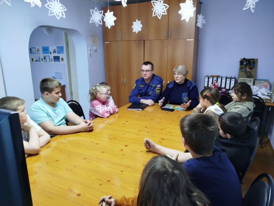 специалисты проводят иснтруктаж