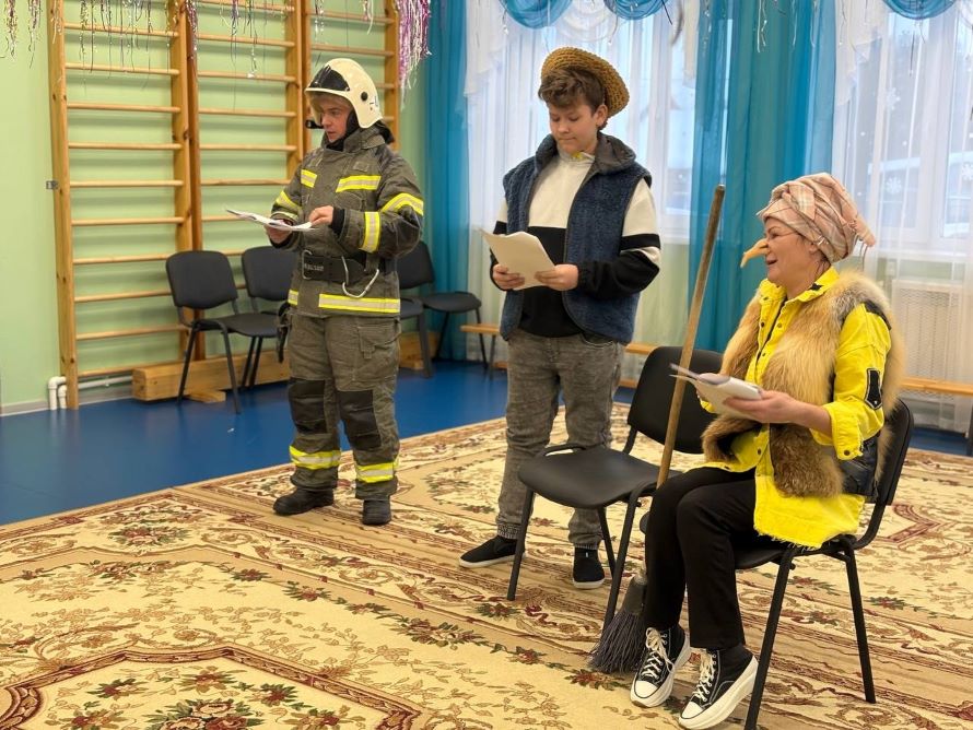 Ведущие мероприятия и инструктор пожарной безопасности