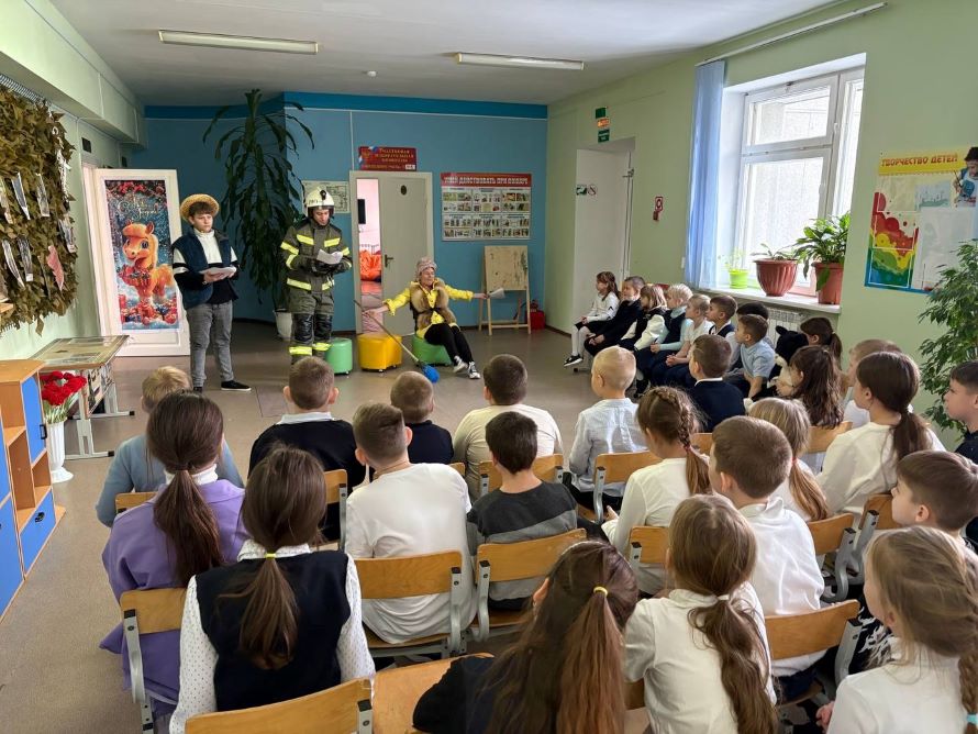 дети смотрят представление