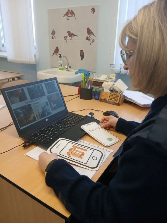 инструктор ведет встречу в онлайн-формате