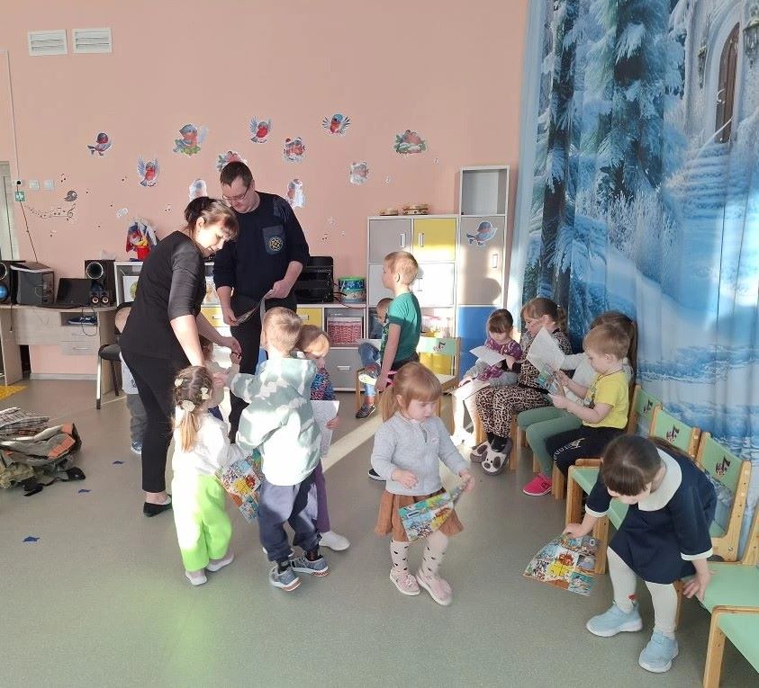 дети под руководством инструкторов участвуют в игровой программе