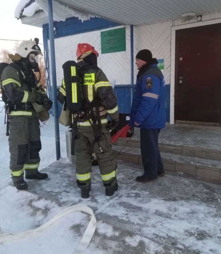 пожарные у крыльца администрации