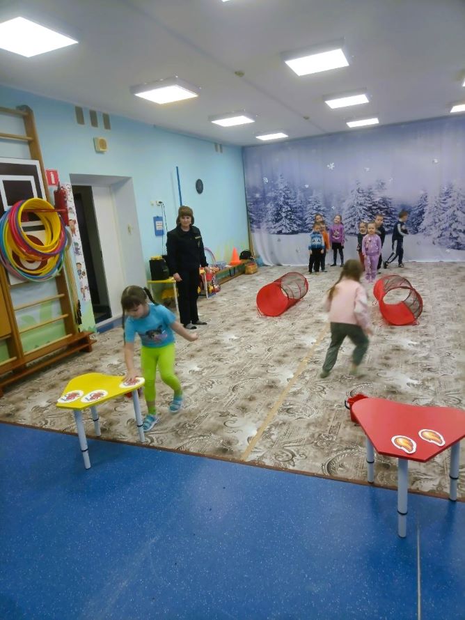 Дети участвуют в мини-эстафете