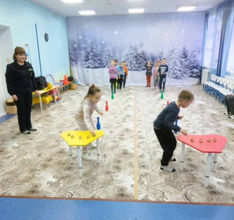 Дети участвуют в мини-эстафете