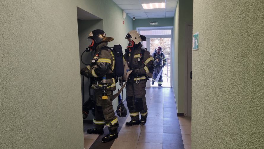 Пожарные проводят в здании пожарно-тактическое занятие