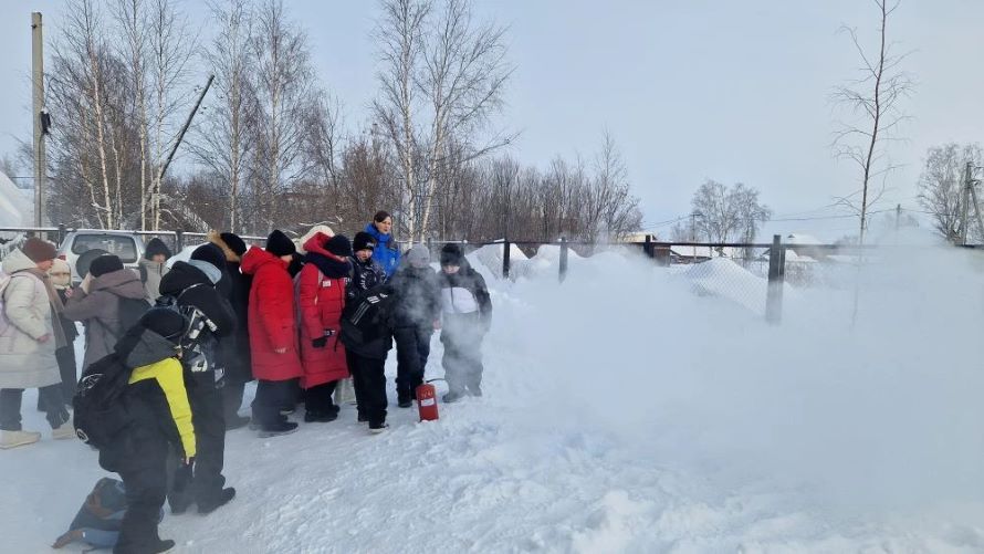 Ребята учатся пользоваться огнетушителем на улице