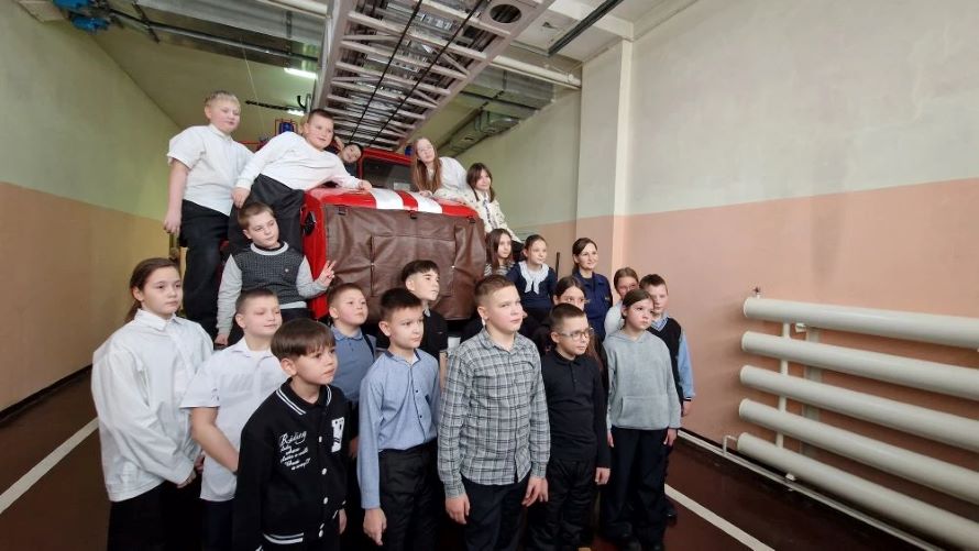 Общее фото ребят у пожарной машины