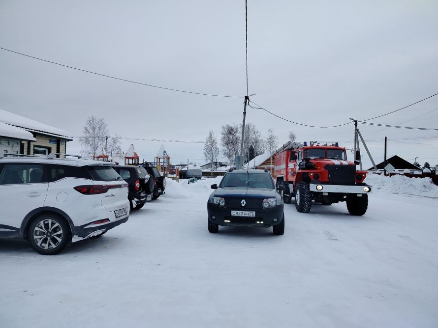 Пожарная машина рядом со спорткомплексом