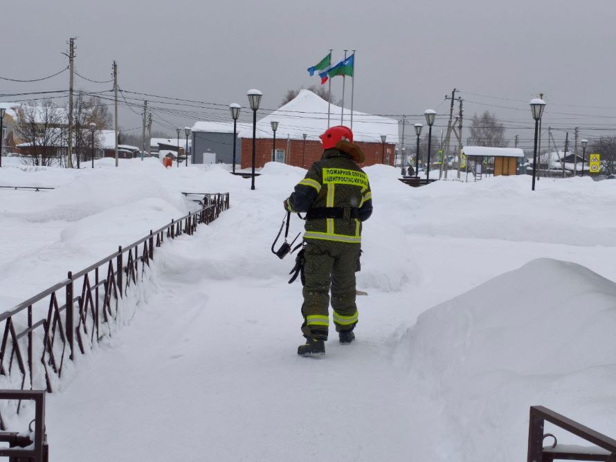 Пожарный выполняет пожарно-тактическую задачу