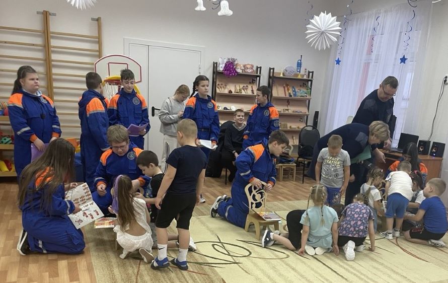 Сотрудники пожарной охраны проводят с детьми занятия