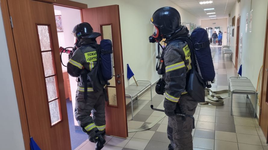 Пожарные в здании