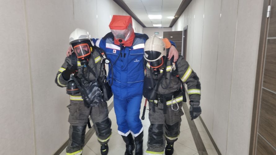 Пожарные выводят из здания работника (УМН) АО &laquo;Транснефть‑Сибирь&raquo;