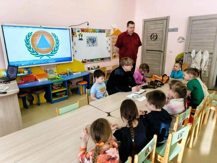 инженер пожарной охраны и преподаватель-организатор ОБЖ в гостях у дошколят