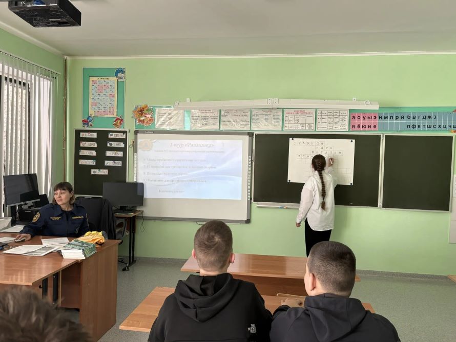 Ученица отвечает на вопрос в викторине