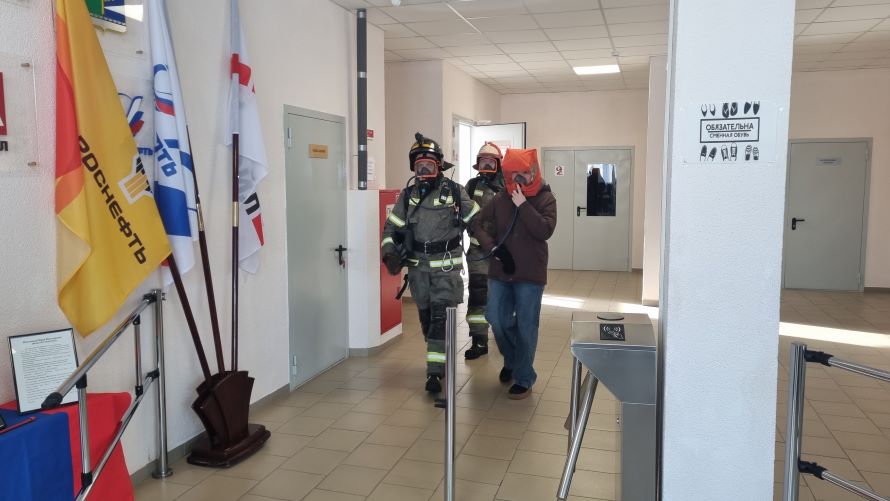 Пожарные в здании