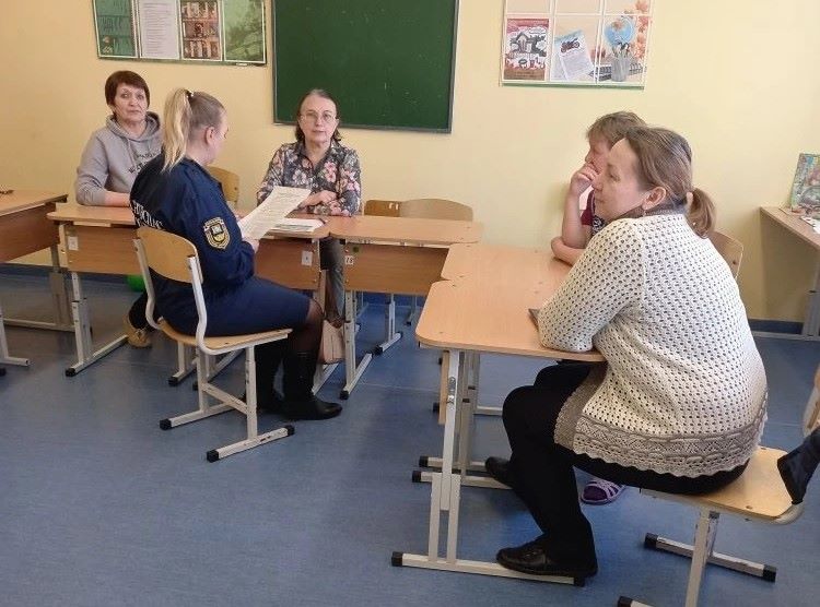 Сотрудники детского лагеря слушают инструктаж