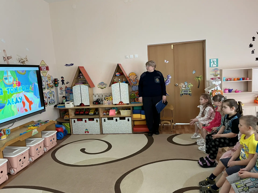 Инструкторы проводят профилактическое мероприятие в детском саду