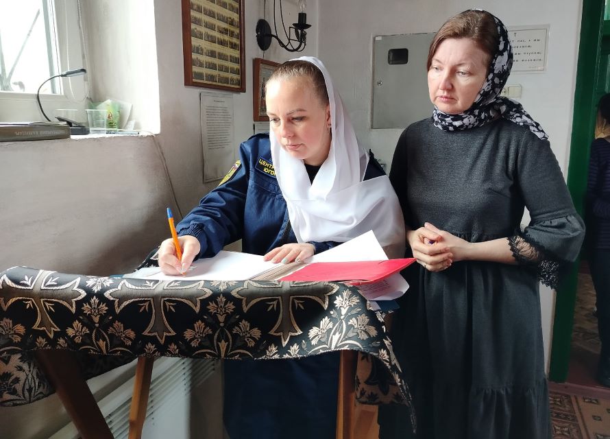 Инженер пожарной охраны посетила часовню Богоявления Господня