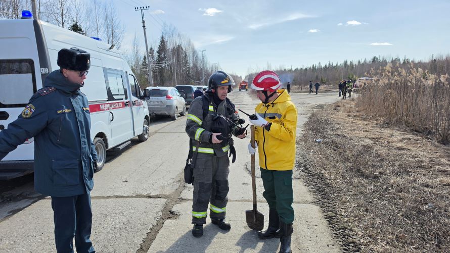 Пожарный проводит инструктаж
