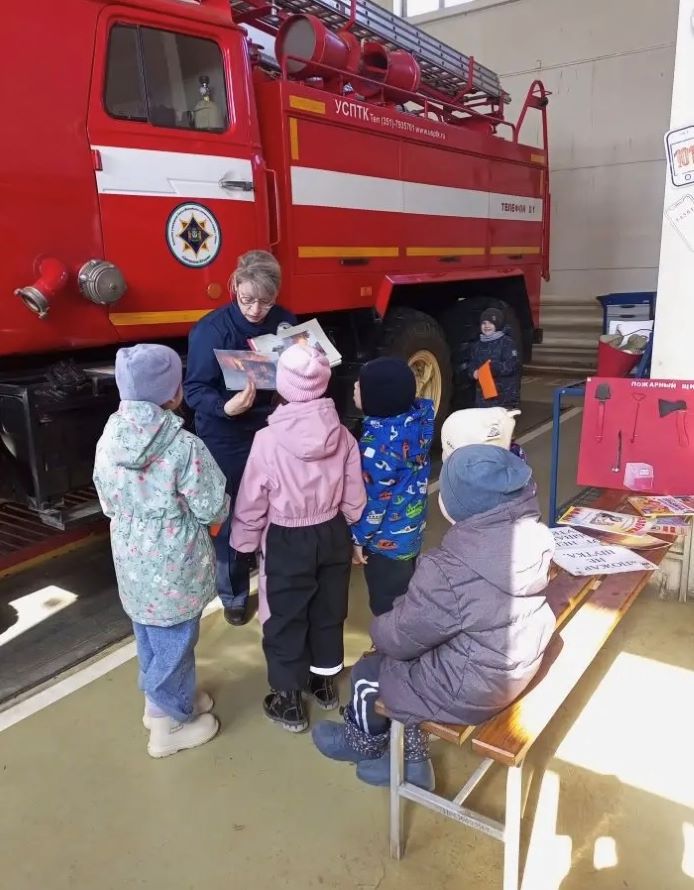 Дети пришли на экскурсию в пожарную часть