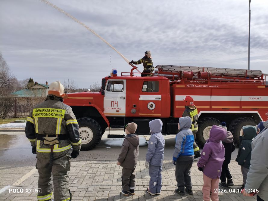 Пожарные демонстрируют детям, как работает техника