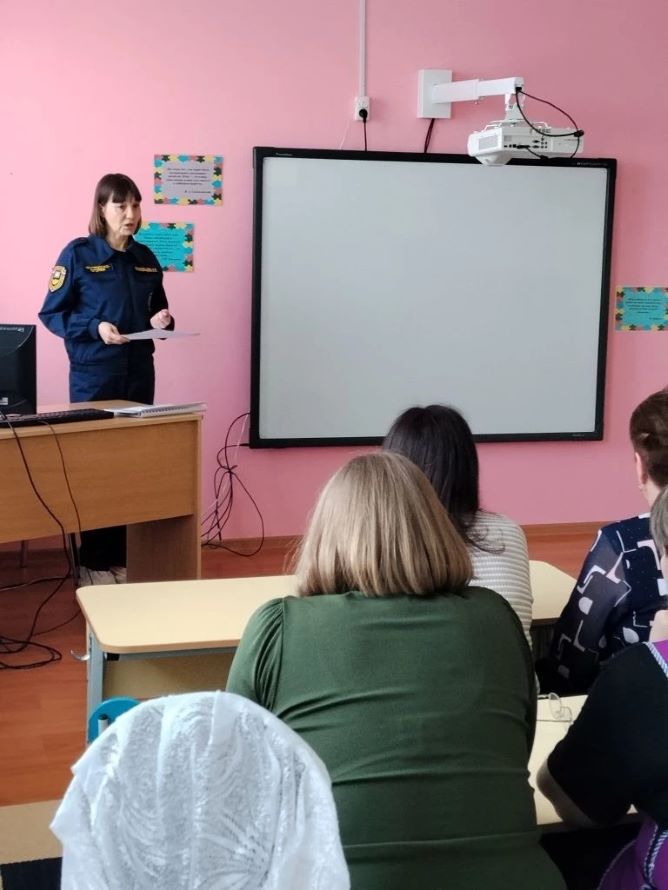 Специалист проводит инструктаж