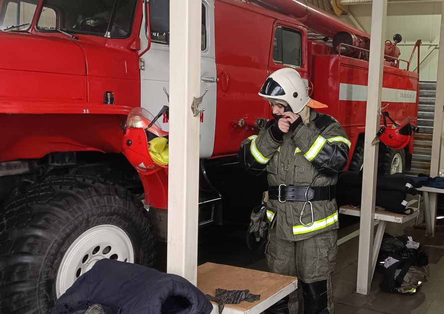 Примерка боевого снаряжения пожарного